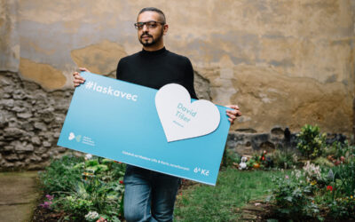 Podporuje lidi uměním